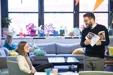 Usva Topo (vasemmalla) ja Antti Raukola neuvottelevat keskenään, mitä kaikkia asioita yritetään saada keskusteluun mukaan. Kaksi tuntia kuluu niin nopeasti, että on pakko tehdä valintoja.