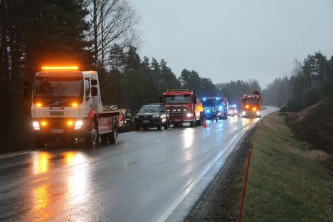 Paikalla on runsaasti pelastuslaitoksen ja poliisin yksiköitä.