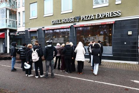Onnettomuus johtui peräänajosta Talvikkitien ja Hernetien risteyksessä. Kolarin seurauksena peräänajajan auto syöksyi ihmisten päälle ravintola Grill Housen edessä.
