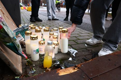 Nuoret toivat sunnuntaina paikalle kynttilöitä ja kukkia.