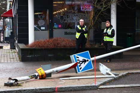 Perään ajettu auto törmäsi kolarissa katuvalotolppaan Talvikkitien ja Hernetien risteyksessä, ja tolppa kaatui. Sunnuntaina puoliltapäivin Itä-Uudenmaan poliisi oli paikalla tekemässä rikosteknistä tukimusta.