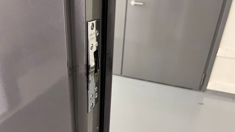 Rapun ovissa on murtojälkiä.