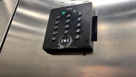 Talon hissi toimii nykyisin vain avaimella, mutta silti ulkopuoliset pääsevät hissiin. Avaimenlukijaa on yritetty peukaloida ruuveja irrottamalla. Pahimmillaan kaksi kolmesta hissistä on ollut pois käytöstä, ja se on hankaloittanut asuntoihin kulkemista, asukas kertoo.