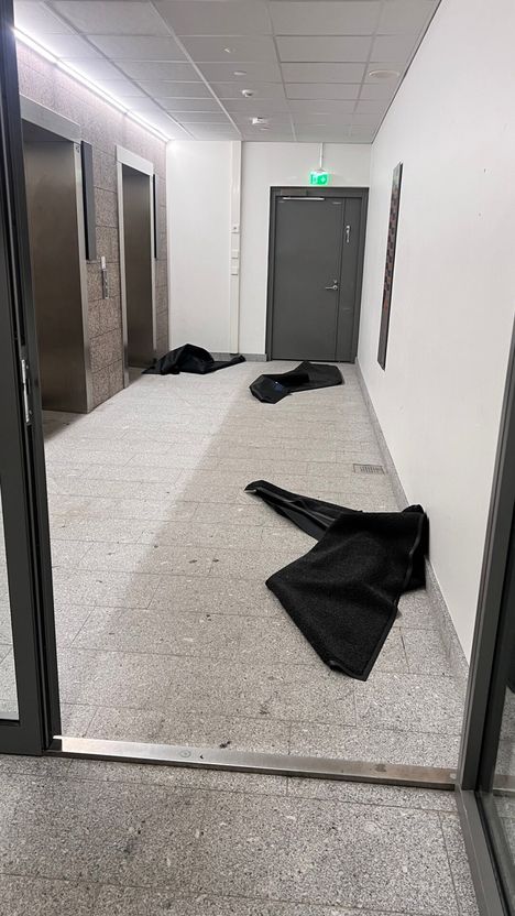 Lauantaiaamuna joku oli rutannut aulan kuramatot mytyksi.