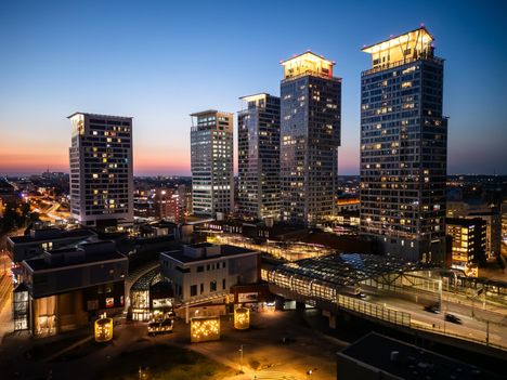 Kalastamassa kauppakeskus Redin päällä sijaitseva Visio (vas.) on tornitaloista ensimmäinen, joka sijaitsee Itäväylän eteläpuolella.