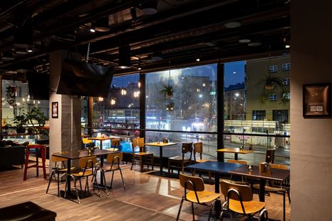 Kolmen Kaisan ikkunoista voi seurata Kurvin tapahtumia.