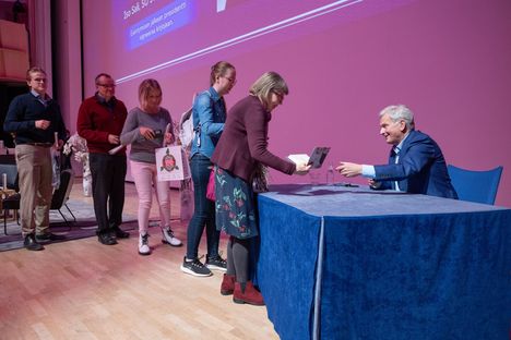 Kirjahaastattelun jälkeen Niinistö jakoi kirjoihin nimikirjoituksia.