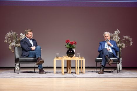 Niinistöä haastatteli Tampereen Kirjafestareilla WSOY:n kustantaja Henrikki Timgren. Niinistön kirja Kaikki tiet turvaan julkaistiin noin kuukausi sitten.