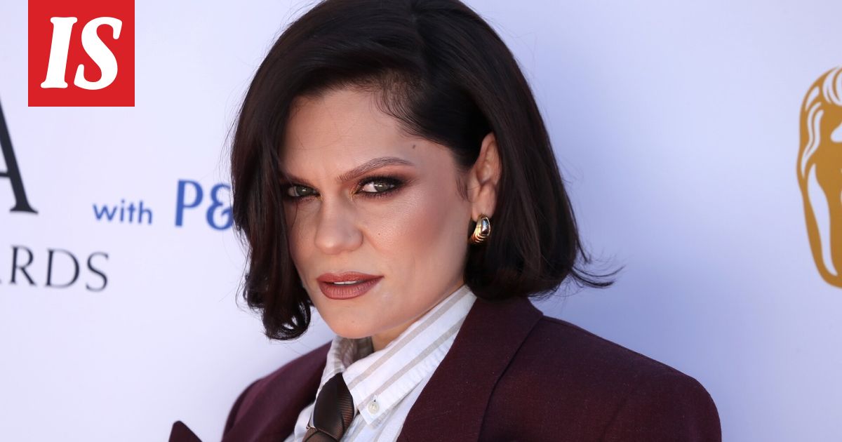 Jessie J liikuttui kesken keikan