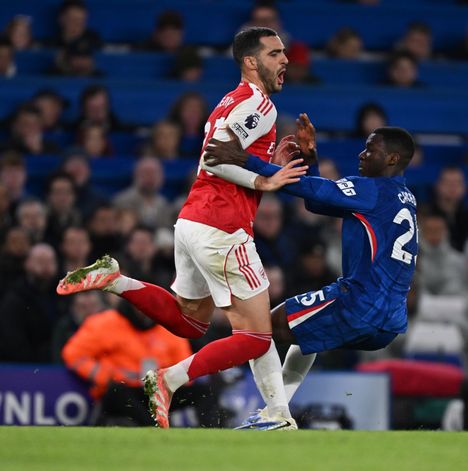 Chelsean Moises Caicedo (oik.) taklasi rumasti Arsenalin Mikel Merinoa.