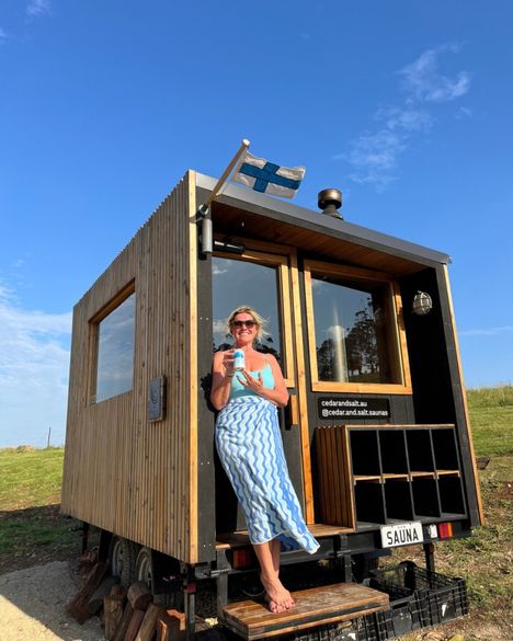 Miselle on tehnyt yhteistyötä paikallisten yrittäjien, kuten ruotsalaisen kahvilan ja kuvassa näkyvän Sydneyyn perustetun saunakontin kanssa. Hiljattain Kippis oli sponsorina paikallisissa mölkynheiton mestaruuskisoissa. Australiassa mölkky tunnetaan nimellä Finska.
