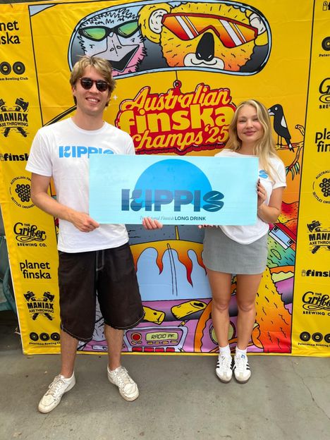 Kippis työllistää osa-aikaisesti kaksi suomalaista työntekijää, Roopen ja Hennan, jotka Misellen tavoin ovat myös kotoisin Oulusta. Kuva on otettu lokakuun lopussa järjestetyissä Finska-mölkynheittokisoissa.