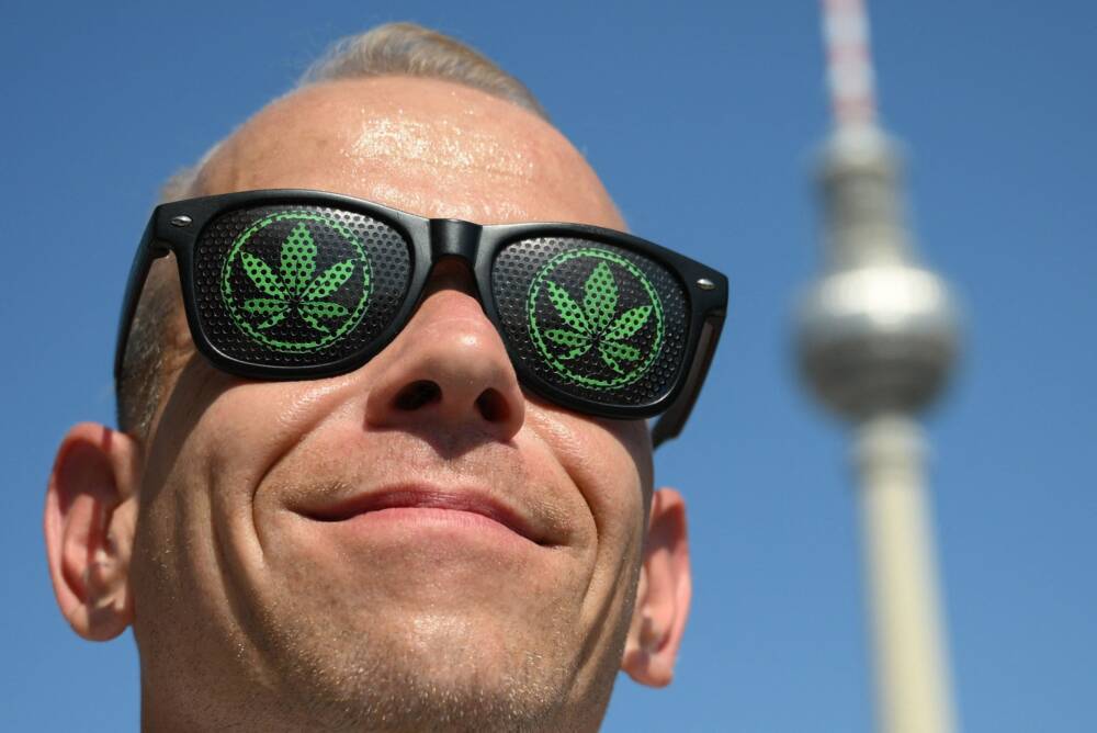 Hamppuparaati-nimiseen vuosittaiseen mielenilmaukseen osallistunut mies oli sonnustautunut kannabisteemaisiin aurinkolaseihin Berliinissä 9. elokuuta 2025. AFP/LEHTIKUVA