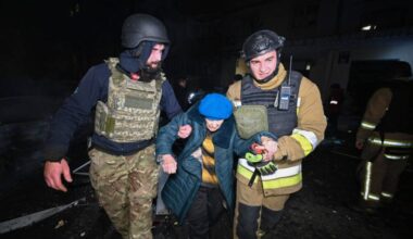 Ukrainalaiset pelastajat auttoivat iäkästä asukasta evakuoinnissa Harkovassa viime viikolla. LEHTIKUVA/AFP