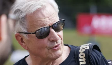 Sauli Niinistö ja Salatut elämät -tähti Oona Kare yhteiskuvassa Kansallisteatterissa