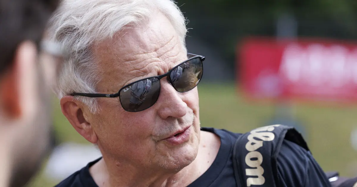 Sauli Niinistö ja Salatut elämät -tähti Oona Kare yhteiskuvassa Kansallisteatterissa