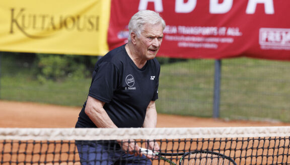 Sauli nähtiin heinäkuussa Helsingin Kalastajatorpan tennisklubin pelikentillä.