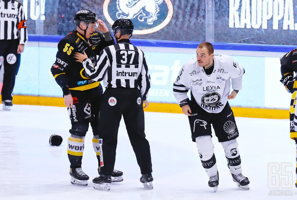 TPS:n Ruben Rafkin (oikealla) riehui perjantaina pelirangaistuksen arvoisesti.