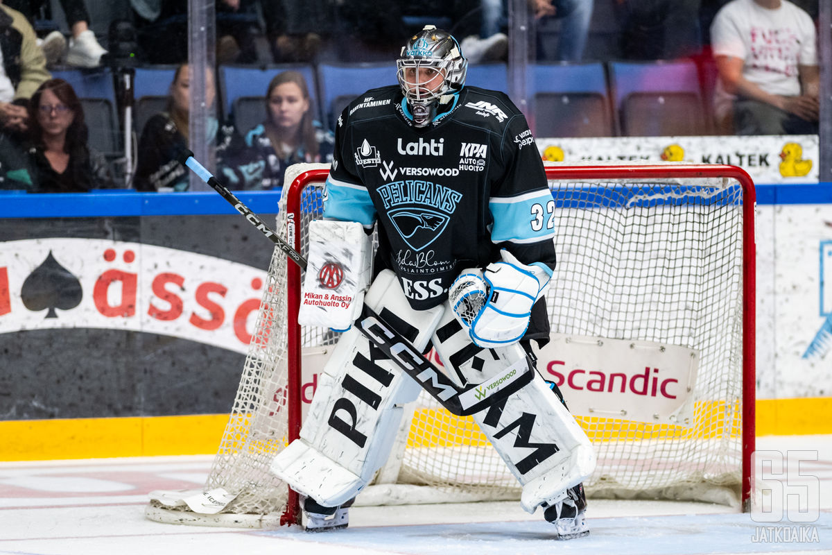 Patrik Bartošák torjui Pelicansille voiton.