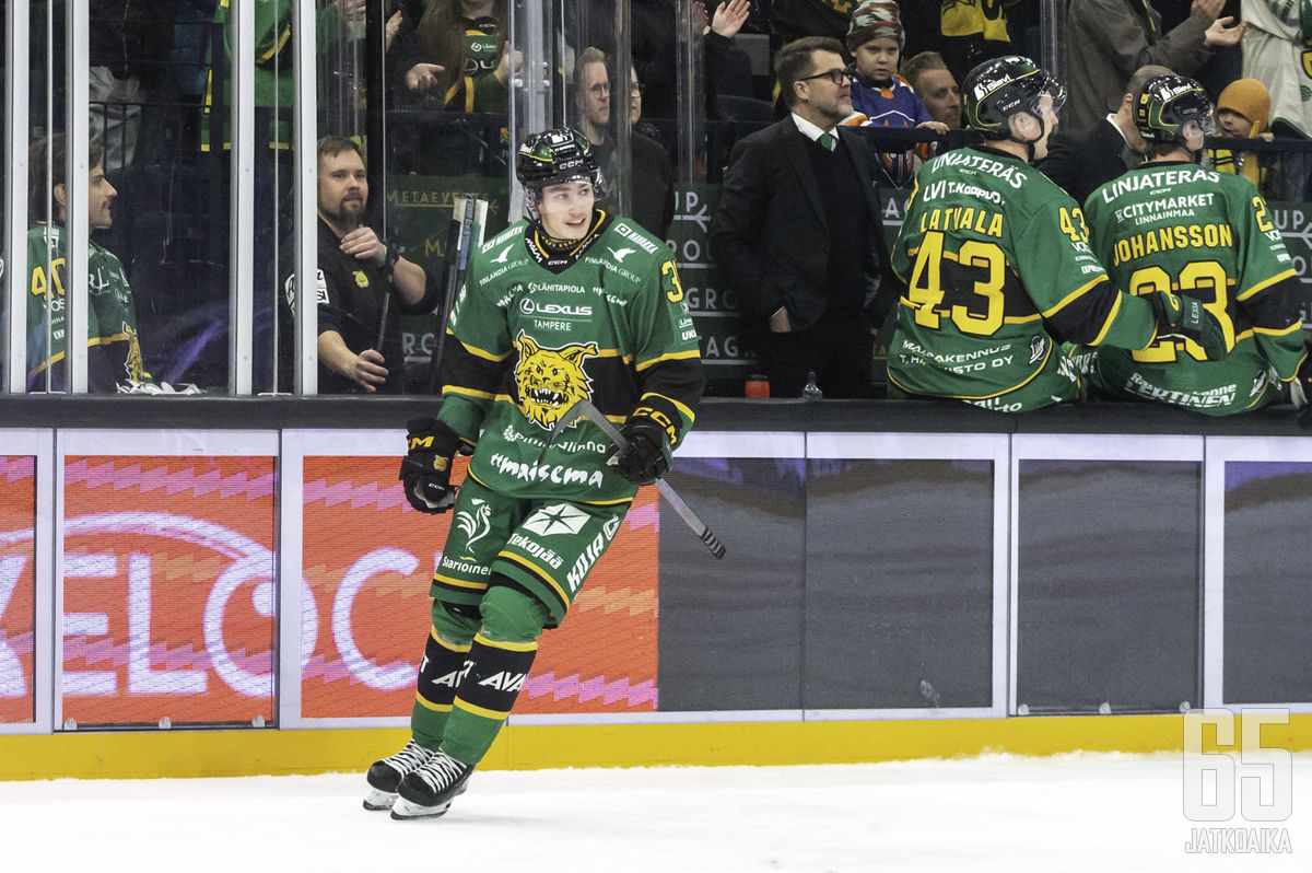 Ilveksen Timi Teuho-Markkola iski kaksi maalia Tapparan Christian Heljangon selän taakse.