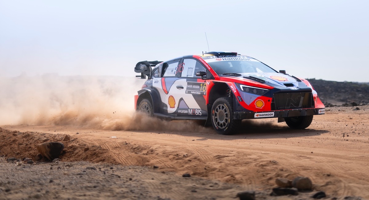 MM-rallin yllättäjä jatkuvassa keskustelussa itsensä kanssa, Thierry Neuville joutui taas turhankin tuttuun puuhaan