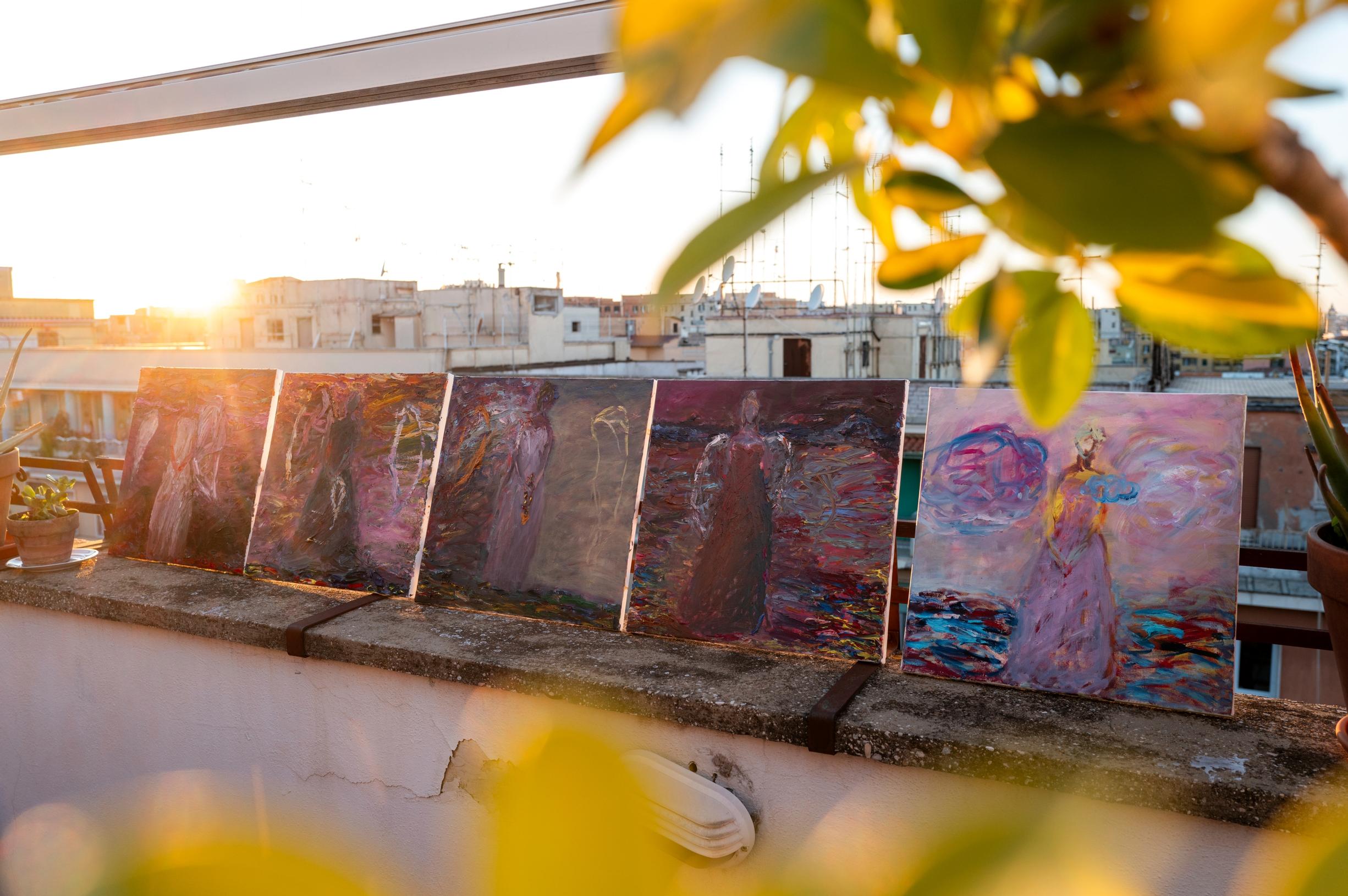 Terassi muuntuu lämpiminä kuukausina ateljeeksi. Tänä vuonna Roomassa on syntynyt enkeliaiheisia maalauksia.