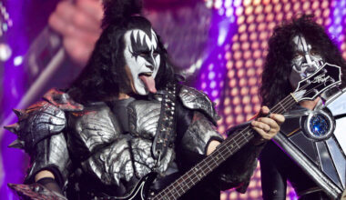 "Olen 76 ja jumalauta, että näytän hyvältä" – Gene Simmons kertoo kakun syönnin olevan hauskinta, mitä voi tehdä housut jalassa