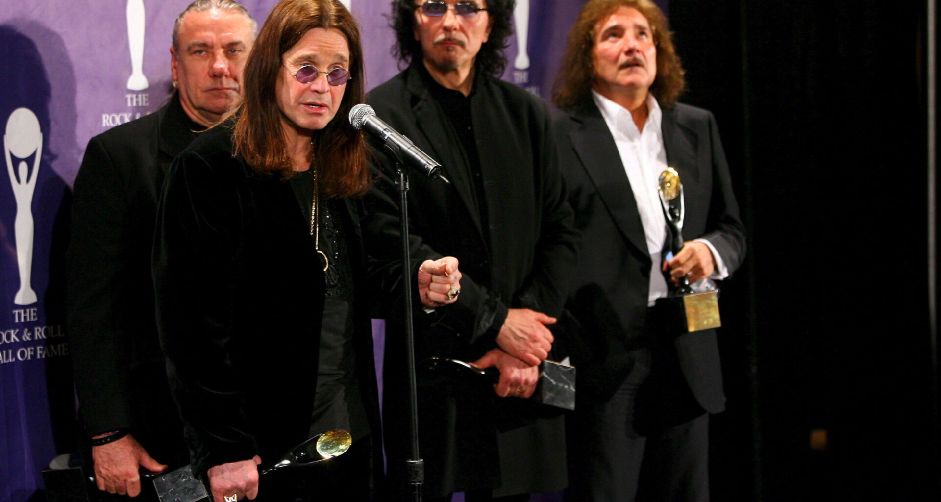 Black Sabbathin ex-manageri aikoo julkaista vanhoja äänityksiä bändin selän takana, väittää Sharon Osbourne - "Olet sika"