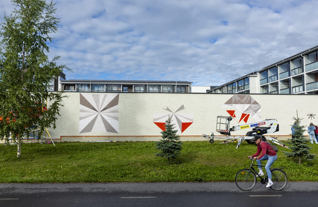 Toppilansalmen autohallin seinään tuleva maalaus tehtiin viime kesänä.