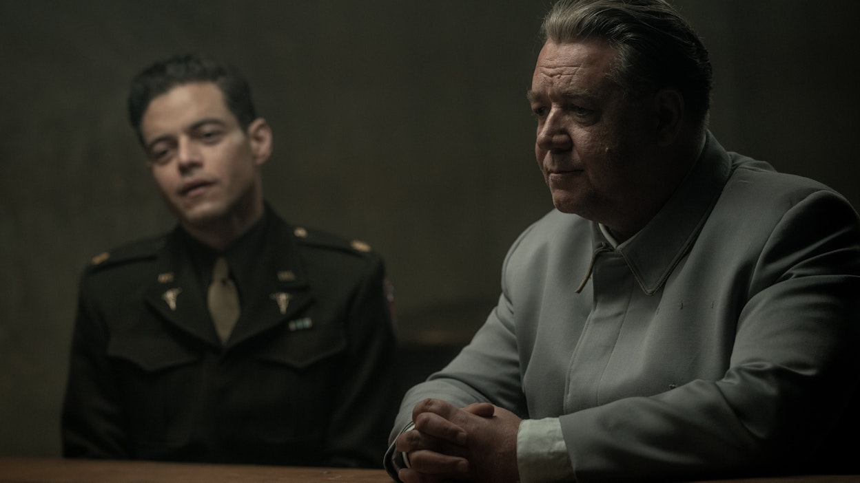 Rami Malek esittää psykiatri Douglas Kelleya ja Russell Crowe valtakunnanmarsalkka Hermann Göringiä uutuuselokuvassa Nuremberg.