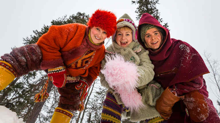 Huiman hyvä joulu -lastenohjelman hahmot lumisessa metsässä. Hahmot katsovat kameraan.