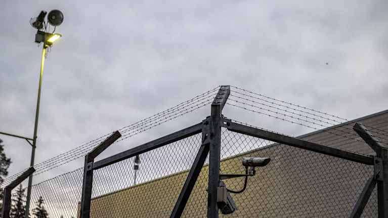 Kylmäkosken vankilan piikkilanka-aita.