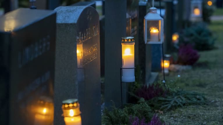 Kynttilöitä Hietaniemen hautausmaalla pyhäinpäivänä 5.11.2022