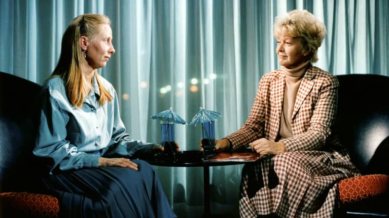 Ilona Koponen (Kati Outinen) ja rouva Sjöholm, ravintola Dubrovnikin omistaja (Elina Salo). He istuvat pöydän ääressä.