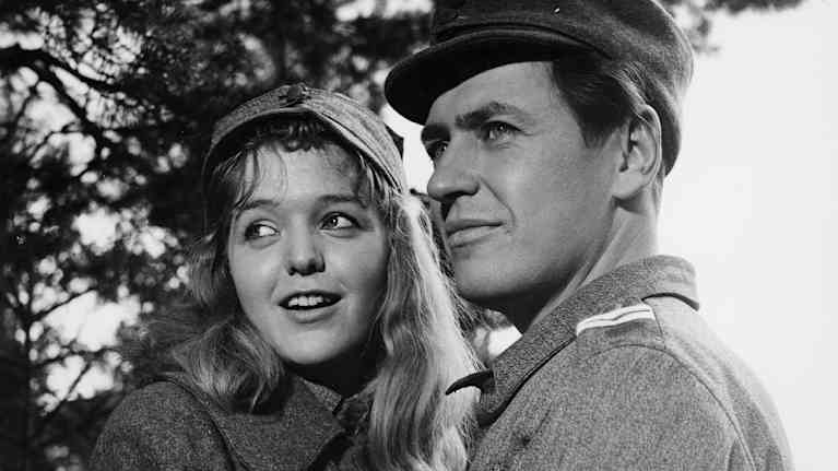 Lotta Soilikki (Elina Salo) ja hänen sulhasensa Antero (Sakari Jurkka).