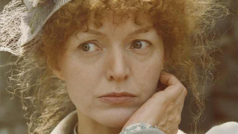 Elina Salo L. Onervana katse sivulle kääntyneenä.