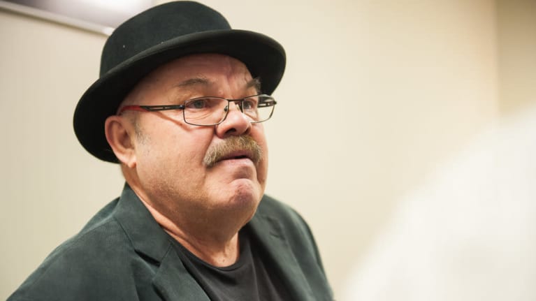 Kansantaiteilija Jaakko Teppo pitää hattua päässään.