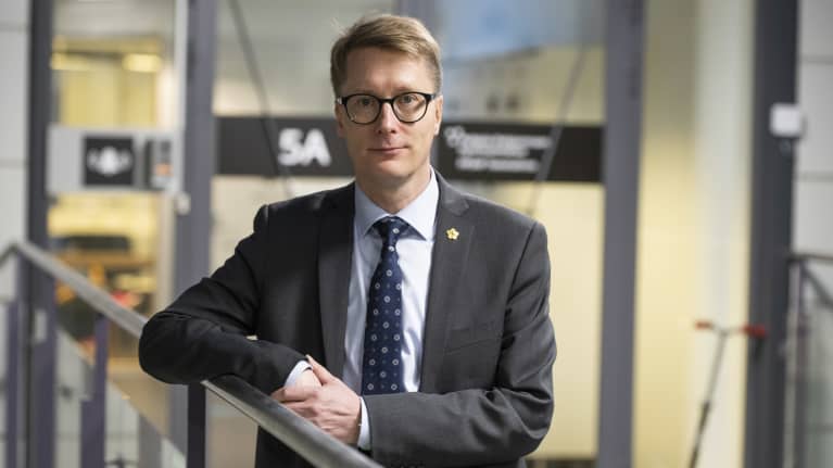 Ilkka Luoma nojaa kaiteeseen.