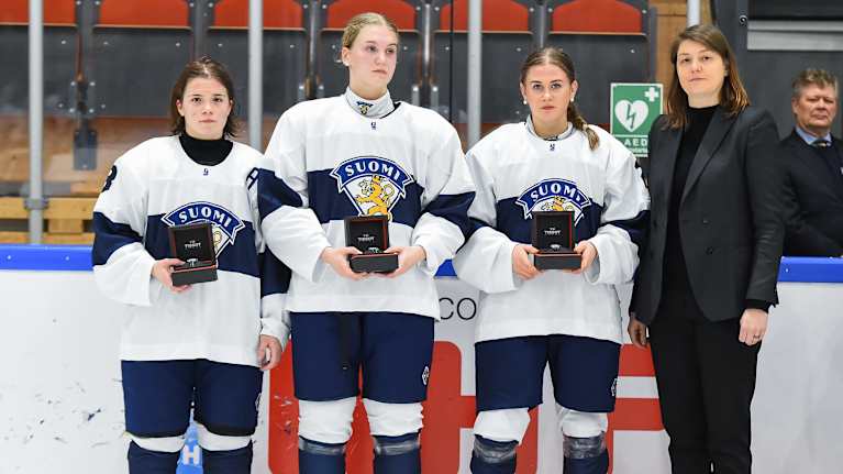 Pauliina Salonen, Tuuli Tallinen och Sanni Vanhanen tar emot pris.