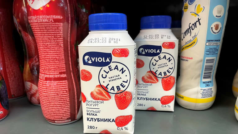 Kaupan hyllyllä on maitotuotepurkkeja. Keskiössä on mansikkajogurttipurkkeja, joissa lukee Viola.