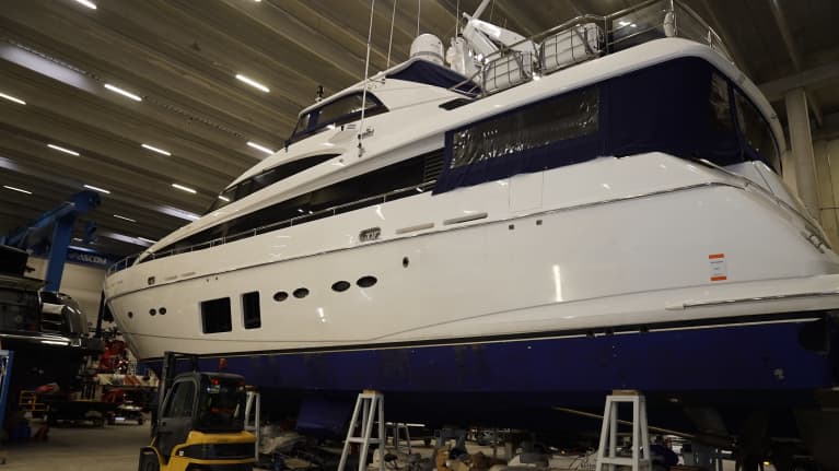 Valkoinen huvijahti säilössä.