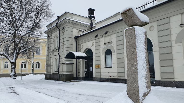 Porin taidemuseon julkisivu talvella.