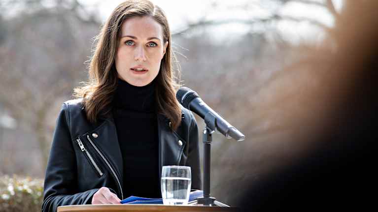 Sanna Marin Tukholmassa musta nahkatakki päällään 13. huhtikuuta 2022.