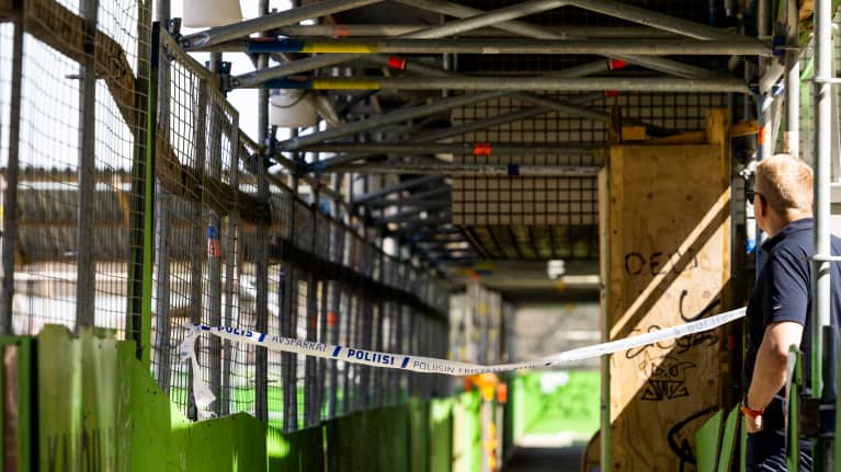 Romahtaneelle sillalle vievällä käytävällä poliisin eristysalueateippi.