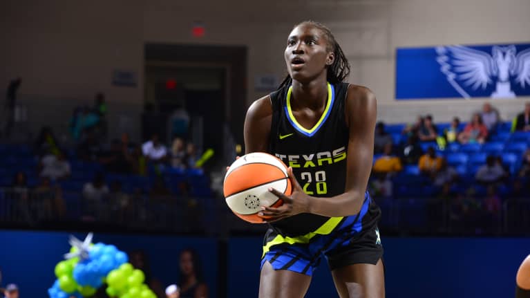 Awak Kuier heittämässä vapaaheittoa WNBA-ottelusssa toukokuussa 2023.