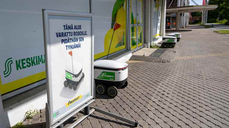 Ruonkuljetusrobotteja parkissa Tourulan S-Marketin edustalla.