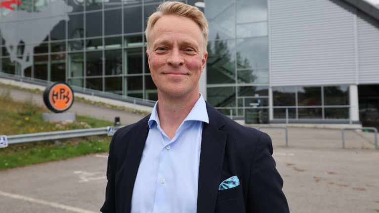 HPK Liiga oy:n hallituksenpuheenjohtaja Jyrki Louhi seisoo Pohjantähti-areenan edessä ja katsoo kameraan.