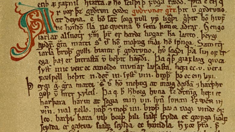 Muinaisskandinaaviksi käsin kirjoitettu sivu, jossa on koristeellinen alkukirjain A.