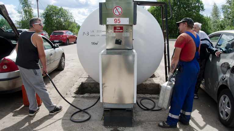 Suomalaisia tankkaajia svetogorskilaisella jakeluasemalla.