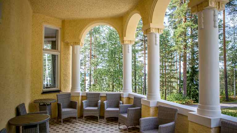 Rantalinnan rakennuksen pylväitä.